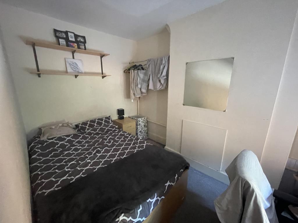 Lot: 156 - VACANT THREE-BEDROOM FLAT - inside image of flat second bedroom